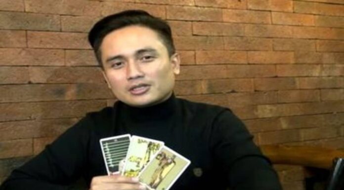 Denny Darko meramal