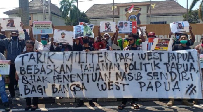 Massa unjuk rasa