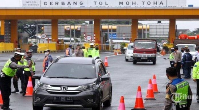 Antisipasi Kedatangan Massa HRS, Polisi Lakukan Penyekatan Perbatasan Jakarta dan Tangerang Ilustrasi penyekatan jalan