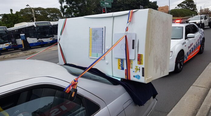 Di Australia Camry angkut kulkas ditilang, di sini pakai motor coy!