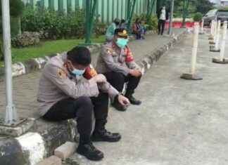 Menangis gak mampu tolong warga kritis corona, Wakapolres: maaf bu, tadi saya janji bawa bapak selamat