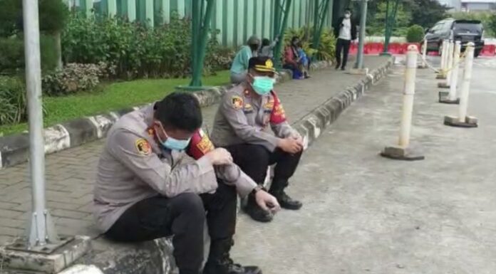 Menangis gak mampu tolong warga kritis corona, Wakapolres: maaf bu, tadi saya janji bawa bapak selamat