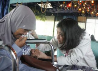 Viral Video Ibu Nike Ardilla Gak Mau Lepas Genggaman Tangan Amel