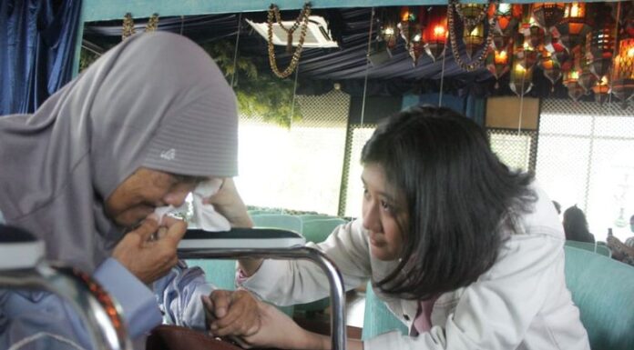 Viral Video Ibu Nike Ardilla Gak Mau Lepas Genggaman Tangan Amel