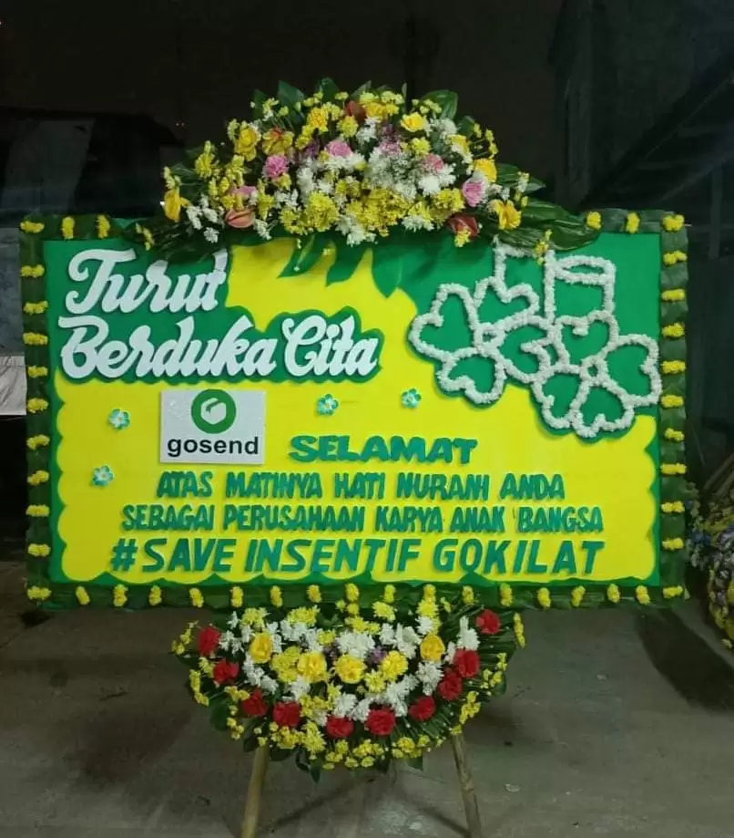 Wah! Driver Gojek Mogok Kerja Massal dan Protes Lewat Karangan Bunga, Ada Apa?