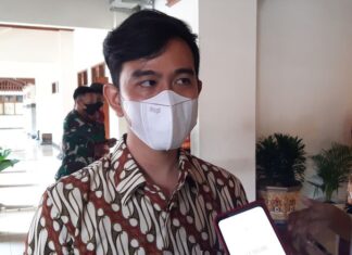 Tegas, Gibran Tutup Sekolah yang Muridnya Diduga Rusak Makam di Solo