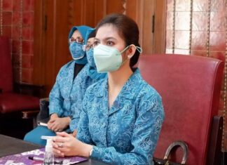 Selvi Ananda Bawa Tas Branded Namun Disembunyikan di Balik Tubuhnya, Ada Apa Sih?