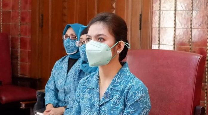 Selvi Ananda Bawa Tas Branded Namun Disembunyikan di Balik Tubuhnya, Ada Apa Sih? Selvi Ananda Bawa Tas Branded Namun Disembunyikan di Balik Tubuhnya, Ada Apa Sih?