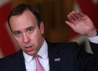 Waduh, Menkes Inggris ketahuan cium ajudannya dan akui langgar prokes