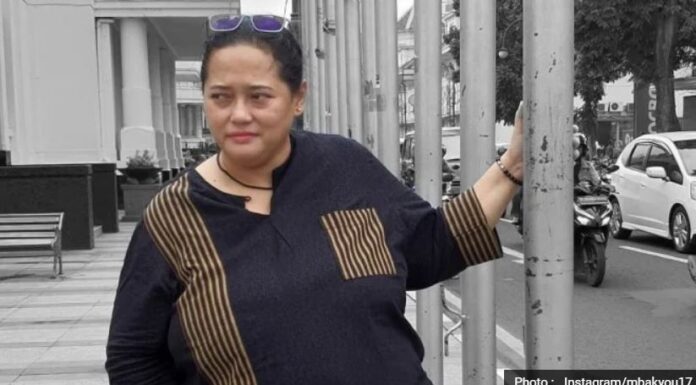 Mbak You Sebut Ada Artis Inisial A bakal Kepergok Selingkuh, Siapa Ya? Mbak You Sebut Ada Artis Inisial A bakal Kepergok Selingkuh, Siapa Ya?