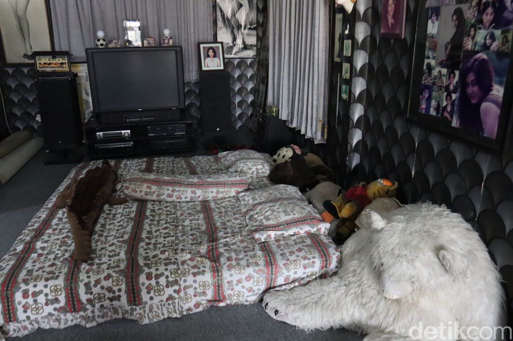 Intip Kamar Nike Ardilla yang Dipenuhi Foto Marilyn Monroe di Bandung, Kuy!