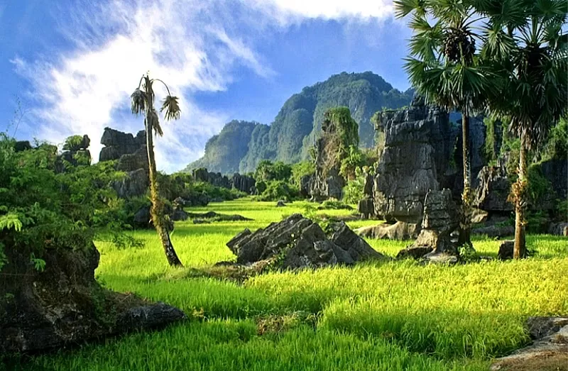 Pelesir ke Gugusan Karts Rammang-rammang, OMG Eksotisnya Wisata Indonesia