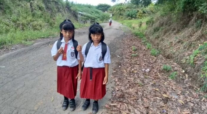 Berjalan Kaki Sejauh 4 Kilometer, Murid Kembar Ini Sering Terlambat ke Sekolah