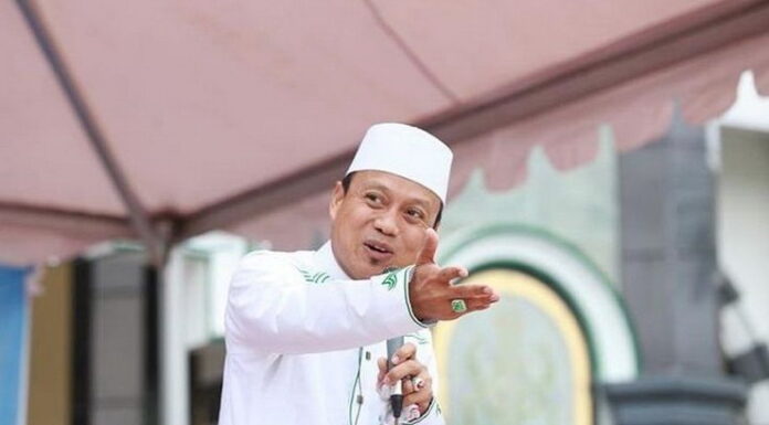 Ini Penjelasan Ustaz Das&#Array;ad Latif soal Polemik Masjid Ditutup Pasar Dibuka