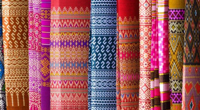 4 Rekomendasi Brand Sarung Terbaik dan Nyaman untuk Digunakan Saat Beribadah sarung