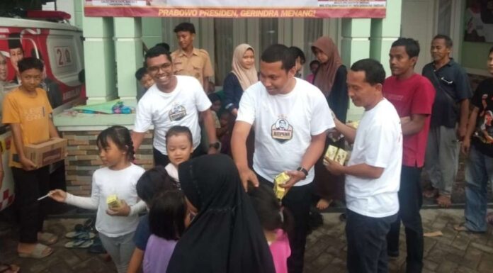 AMPERA Bersama Tim dari Hj Mintarsih Bagi-Bagi Susu ke Masyarakat hj mintarsih