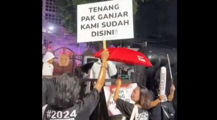 Sambil Hujan-hujan, Pendukung Ganjar Sindir Gibran: Tenang Pak Ganjar, Kami Sudah di Sini Pendukung Ganjar