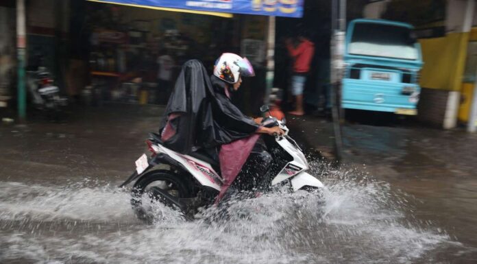 Hati-Hati! Ini Tips Berkendara Aman dan Nyaman di Musim Hujan Apa Khas Asmo Sulsel Tips berkendara