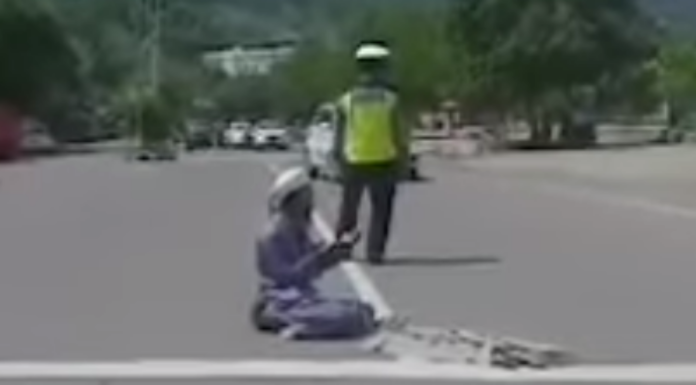 Viral, Pengendara Ditilang Polisi Sujud Berdoa Minta Tuhan Turunkan Azab ditilang polisi