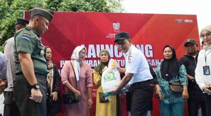Dikawal Polisi, Wali Kota Makassar Lepas Bantuan Beras untuk 45 Ribu Warga dikawal polisi