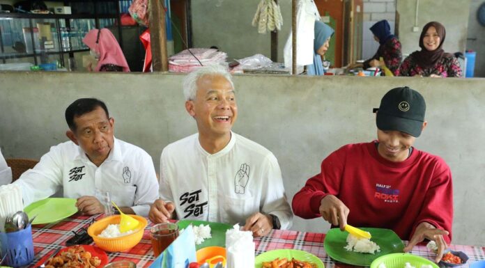 Ganjar Ajak makan Ganjar Ajak makan