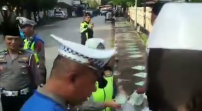 polisi bagi takjil polisi bagi takjil
