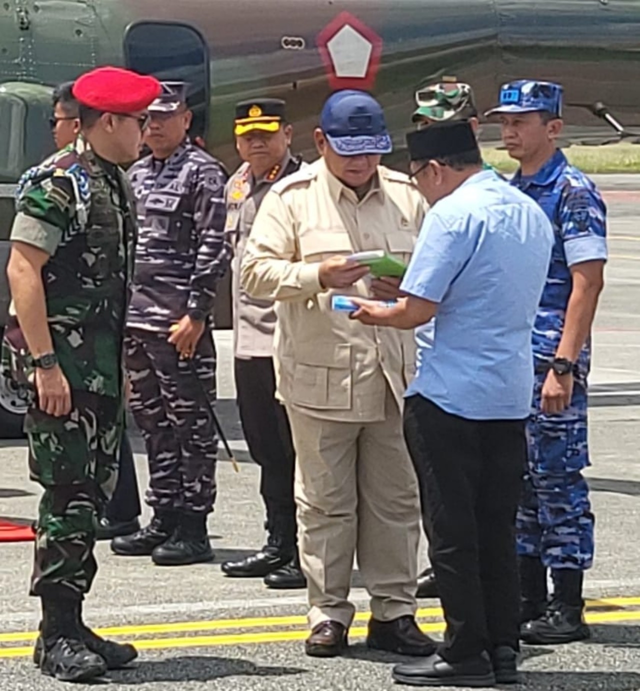 Putra Bulukumba Sulsel Isradi Zainal Serahkan 2 Buku Karyanya Kepada Prabowo Subianto