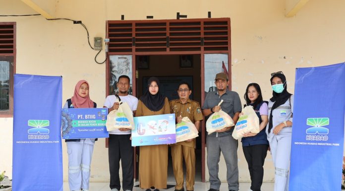 Ratusan Paket Sembako Dibagikan Huabao untuk Duafa dan Yatim Piatu di Tiga Desa Bungku Barat Huabao