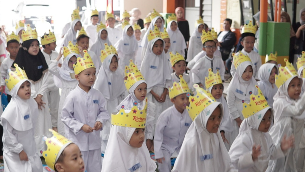 Digitalic Indonesia Berbagi Kebahagiaan dengan Santri dari TPQ Waladush Shalih Bandung