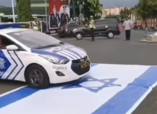 injak bendera israel