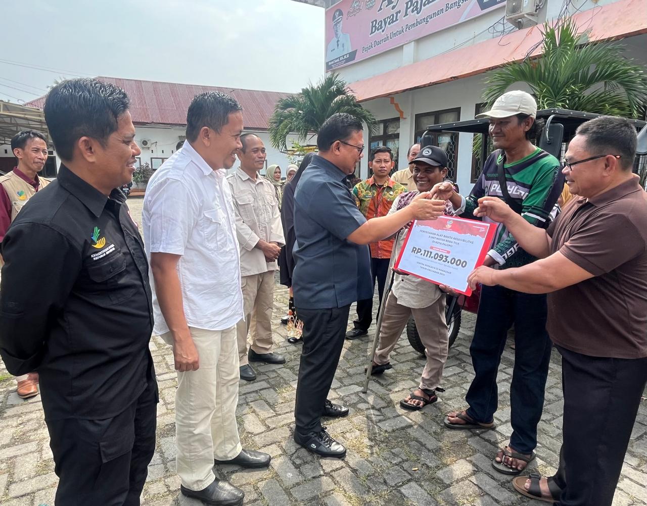 Diharap Dapat Kembangkan Kewirausahaan, Kemensos Serahkan Bantuan Motor Roda Tiga Bagi Warga Palopo