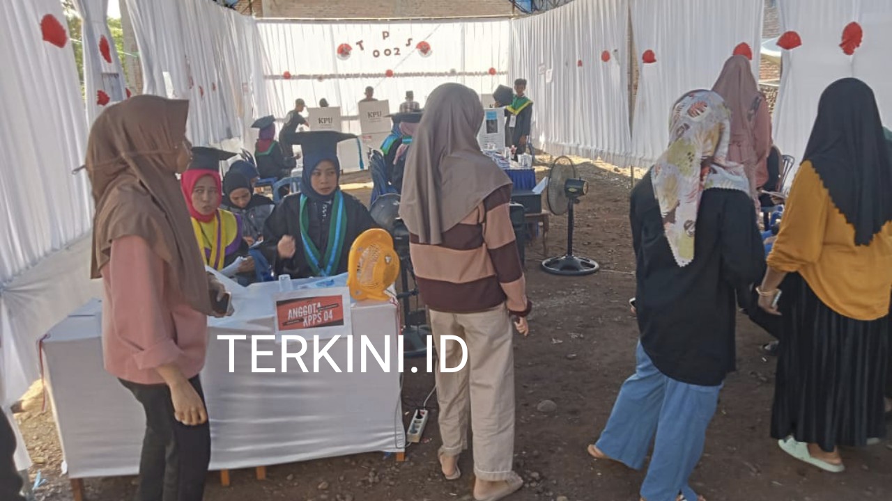 TPS Unik di Kajang Bulukumba, Petugas KPPS Kenakan Baju Wisuda