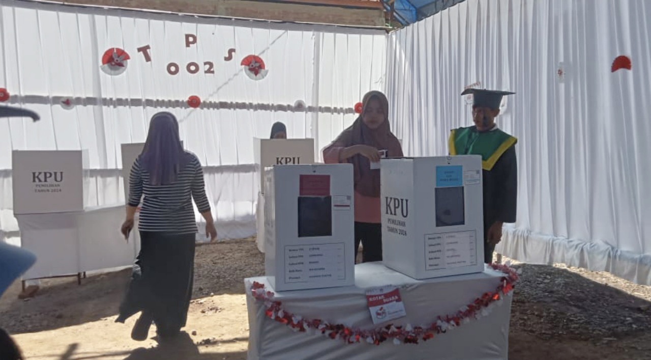 TPS Unik di Kajang Bulukumba, Petugas KPPS Kenakan Baju Wisuda