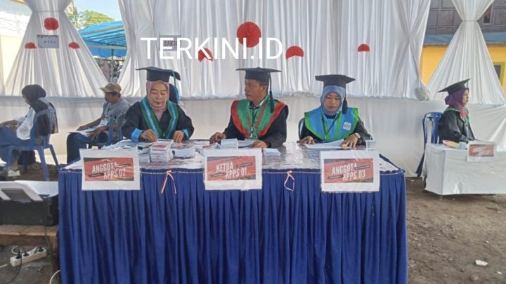 TPS Unik di Kajang Bulukumba, Petugas KPPS Kenakan Baju Wisuda