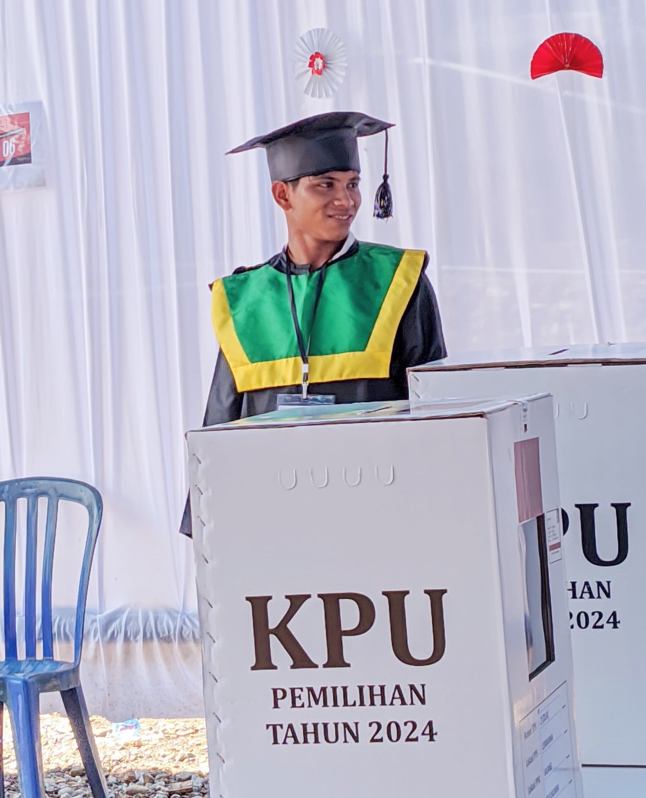 TPS Unik di Kajang Bulukumba, Petugas KPPS Kenakan Baju Wisuda