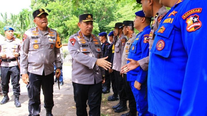 Kapolri Jenderal Listyo Sigit Tinjau Posko Pengungsi Erupsi Gunung Lewotobi di NTT