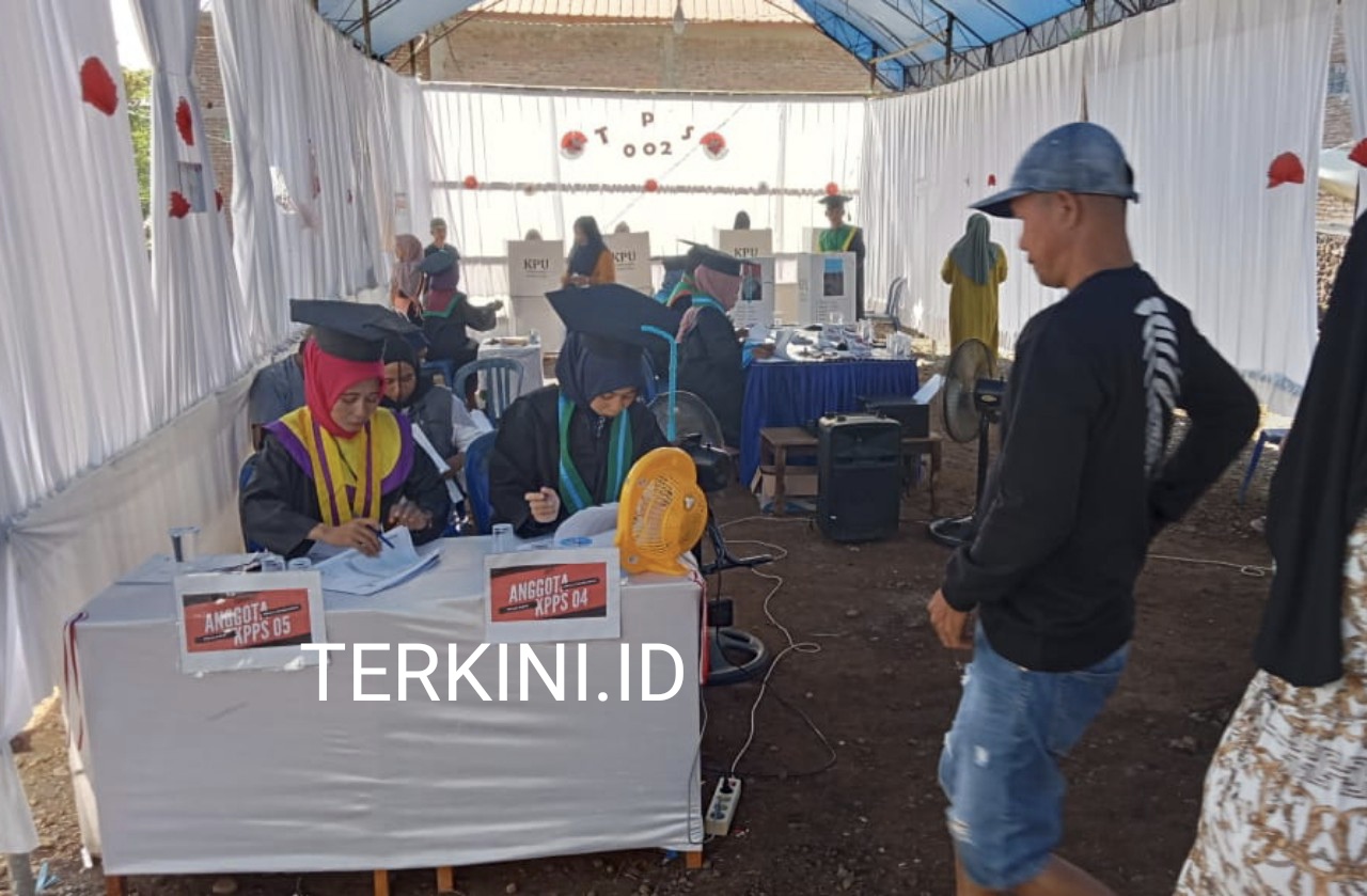 TPS Unik di Kajang Bulukumba, Petugas KPPS Kenakan Baju Wisuda