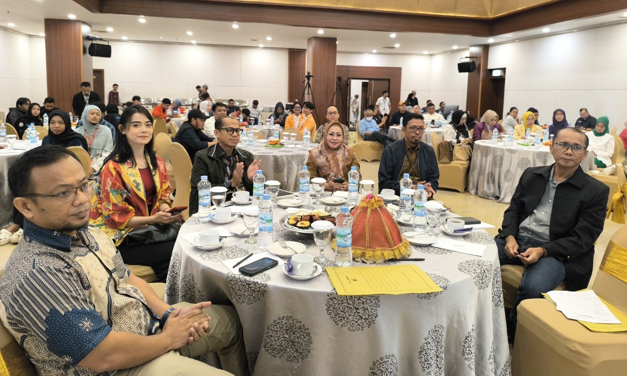 Ketua Umum DPD IWAPI Ainun Jariah Jadi Pembicara di Talkshow Pelantikan Asosiasi Media Siber Indonesia Sulsel