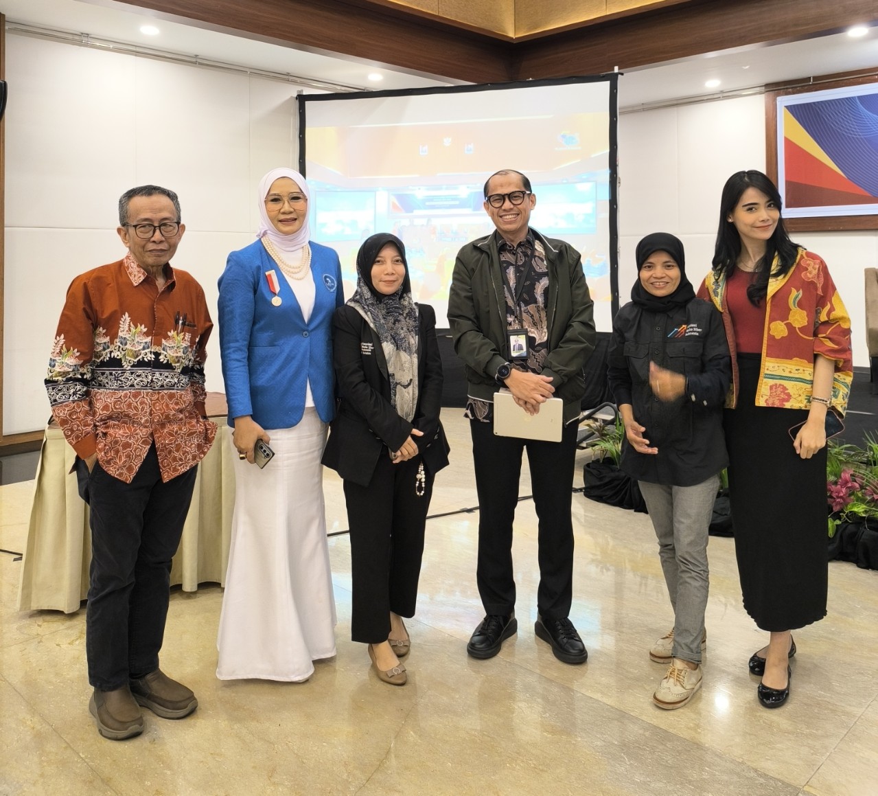 Ketua Umum DPD IWAPI Ainun Jariah Jadi Pembicara di Talkshow Pelantikan Asosiasi Media Siber Indonesia Sulsel