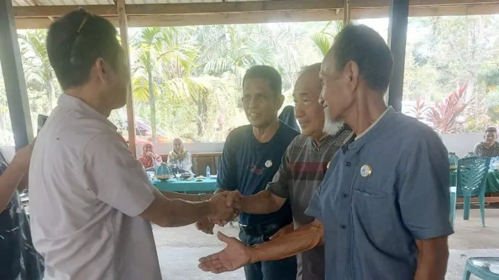 Andi Irwan Nur Sematkan PIN KM Bulukumba ke Sejumlah Tokoh yang Telah Berjasa Membesarkan Organisasi andi irwan nur