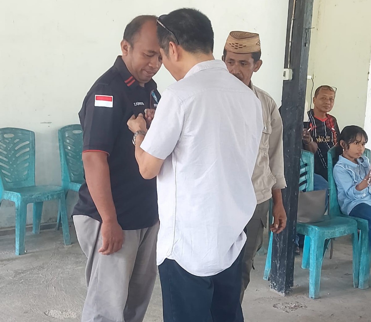 Andi Irwan Nur Sematkan PIN KM Bulukumba ke Sejumlah Tokoh yang Telah Berjasa Membesarkan Organisasi