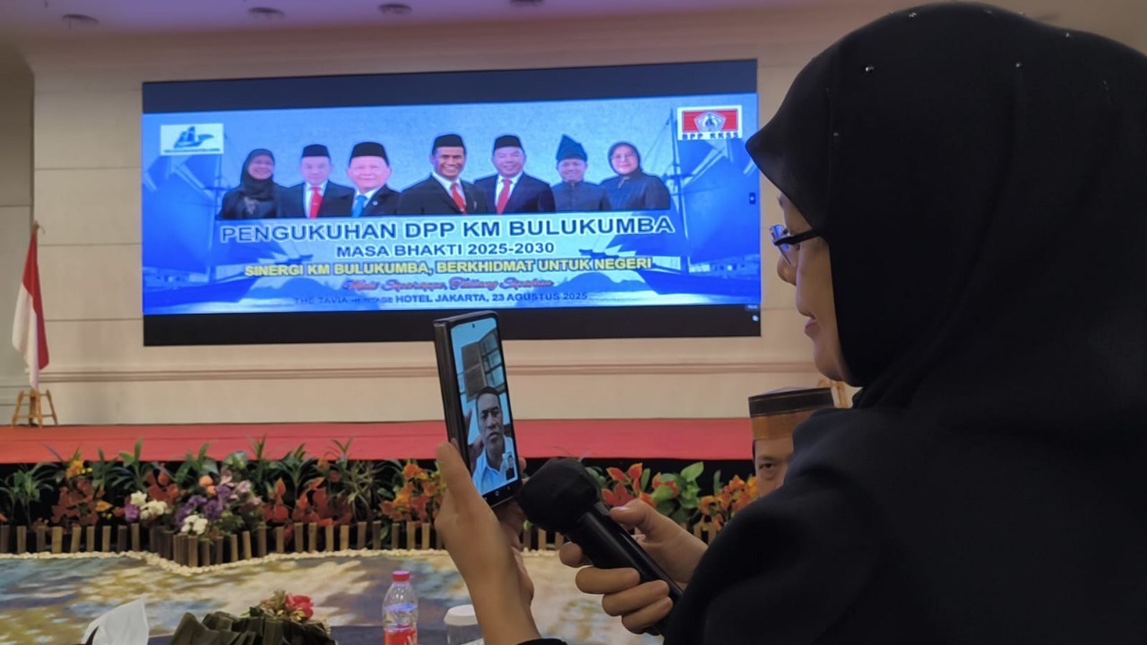 Jumrana Salikki Dikukuhkan Kembali Jadi Ketum KM Bulukumba, A. Amran Sulaiman: Jaga Kekompakan!