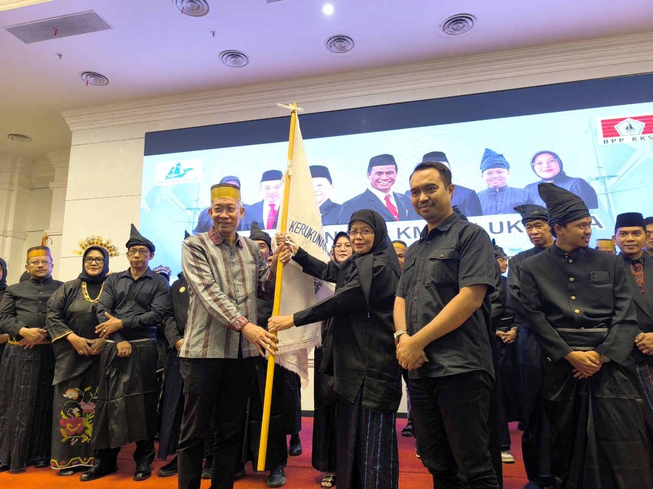 Jumrana Salikki Dikukuhkan Kembali Jadi Ketum KM Bulukumba, A. Amran Sulaiman: Jaga Kekompakan!