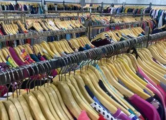 Di Balik Popularitasnya, Ini Dampak Buruk Thrifting yang Jarang Disadari