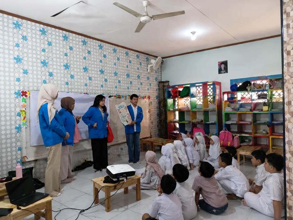 Edukasi Menabung Melalui Media Poster dan Cerita dalam Membedakan Kebutuhan dan Keinginan Sejak Dini pada Anak PAUD Pelangi Sawangan Kota Depok